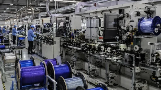 Fiber optik kablo makaraları bulunan gelişmiş elektronik üretim hattı