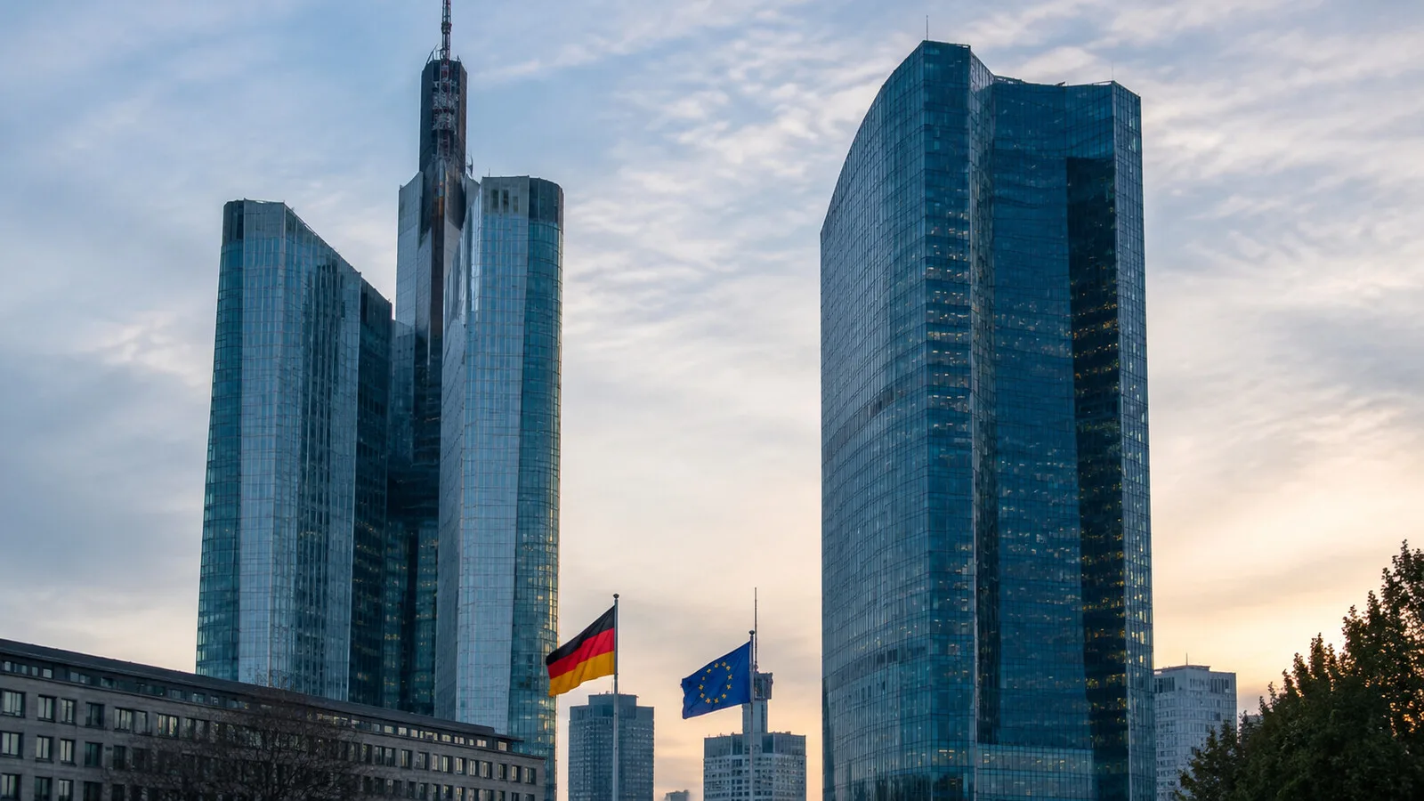 Frankfurt finans bölgesinde iki büyük cam banka kulesi ile Almanya ve Avrupa Birliği bayrakları