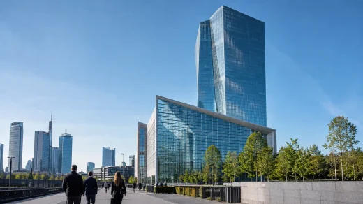 Frankfurt’taki modern banka binaları önünde yürüyen insanlar