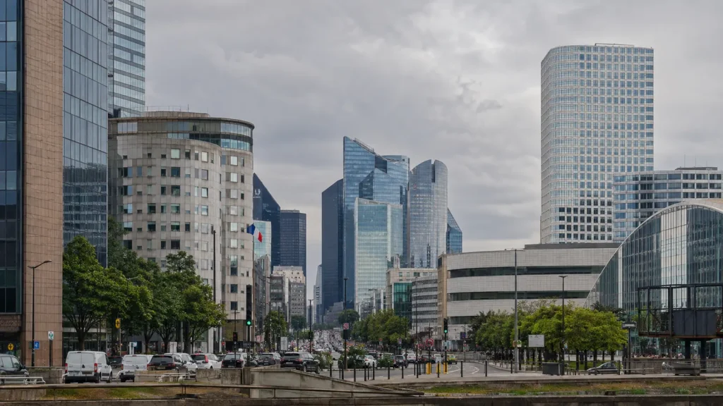 Paris iş merkezindeki modern binalar ve arka planda Fransız bayrağı