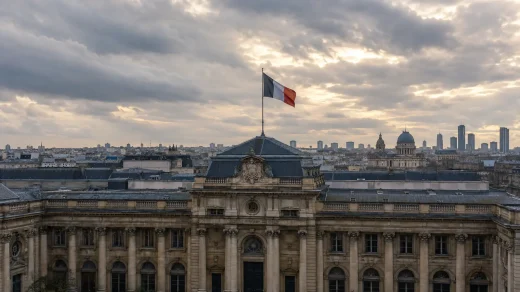 Paris'te tarihi finans kurumu binası önünde dalgalanan Fransız bayrağı ve şehir silueti