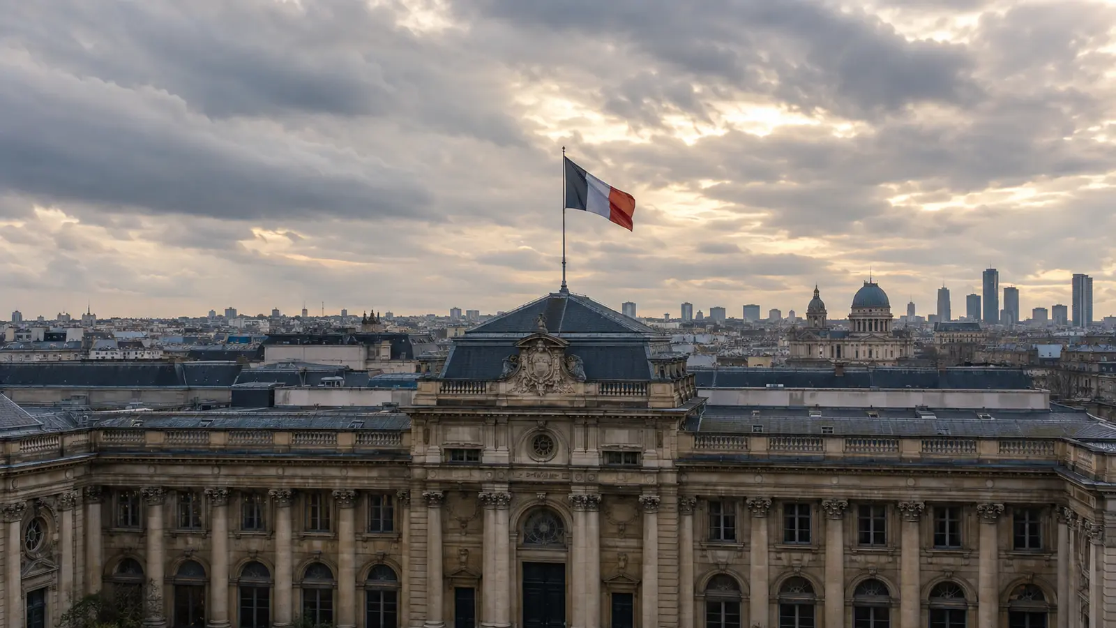 Paris'te tarihi finans kurumu binası önünde dalgalanan Fransız bayrağı ve şehir silueti