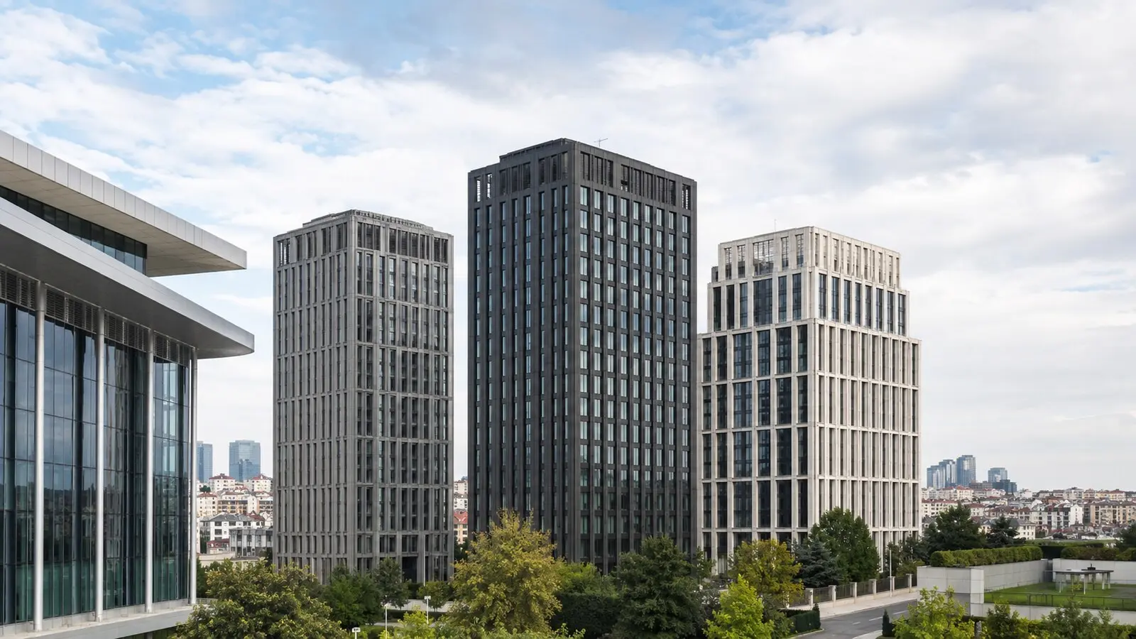 İstanbul finans bölgesinde yan yana yükselen üç modern ve logosuz şirket kulesi