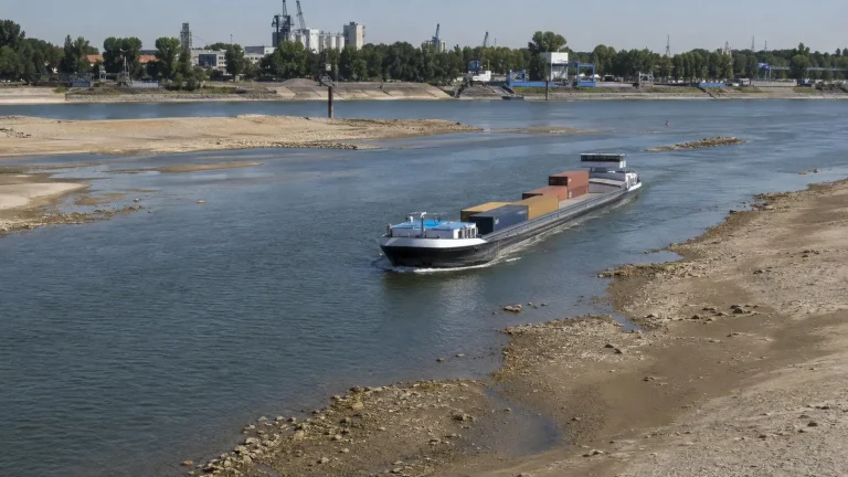 Su seviyesi düşen Ren Nehri’nde az sayıda konteyner taşıyan yük mavnası