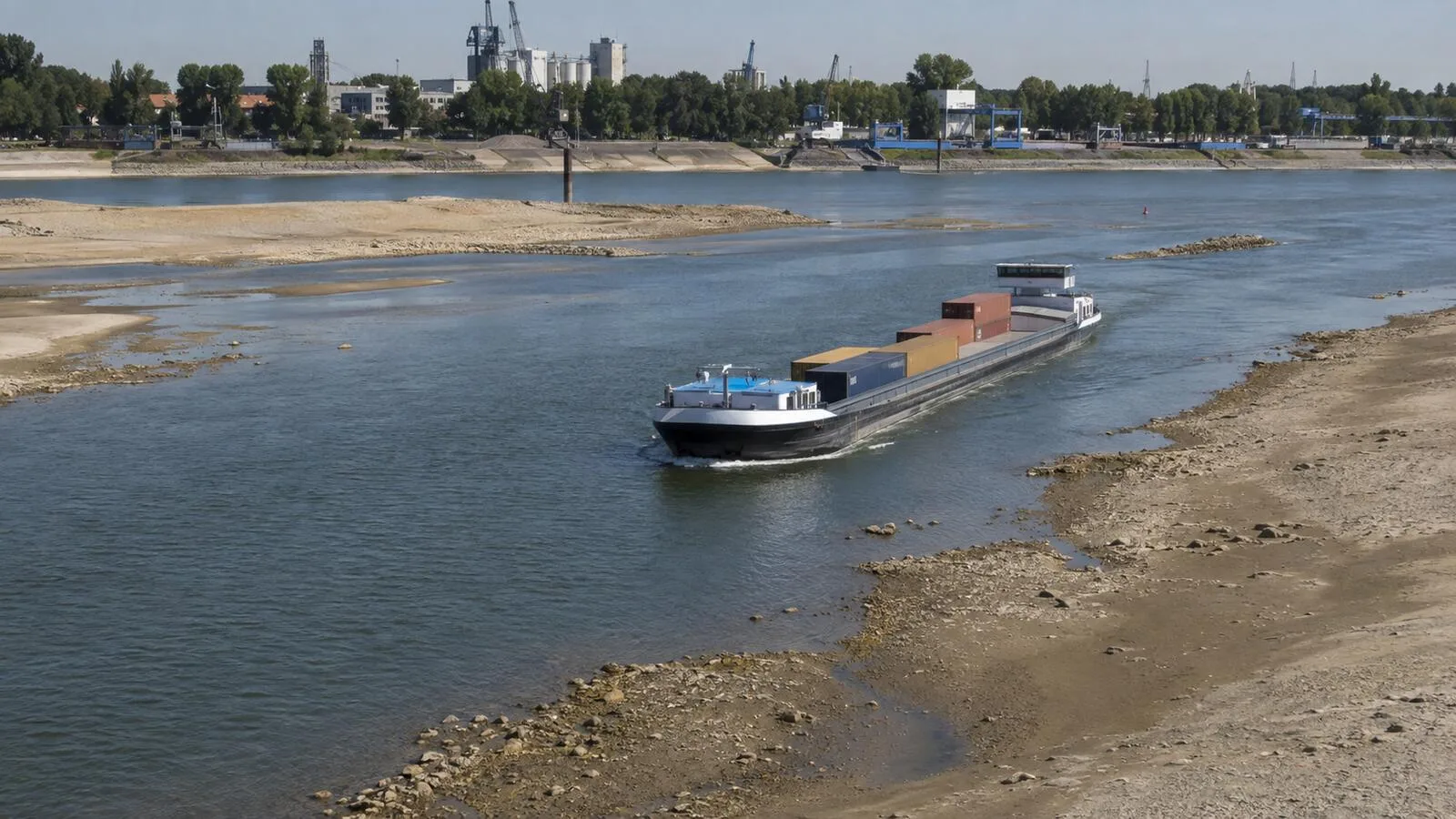 Su seviyesi düşen Ren Nehri’nde az sayıda konteyner taşıyan yük mavnası
