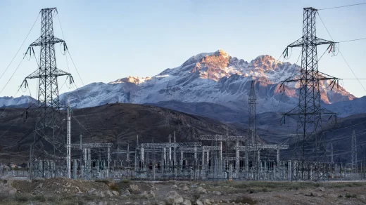 Doğu Anadolu’da elektrik iletim hatları ve bir trafo merkezi