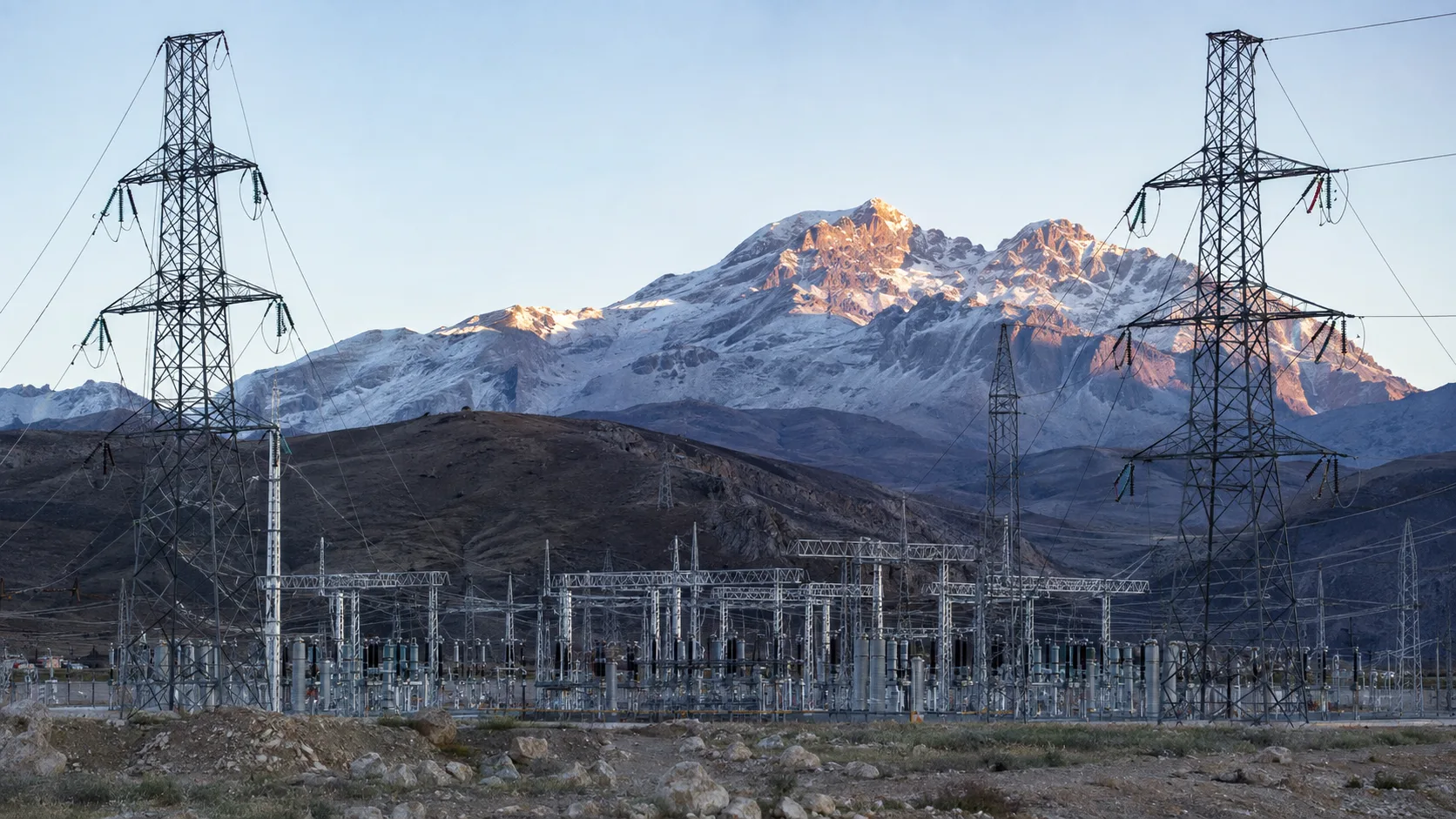 Doğu Anadolu’da elektrik iletim hatları ve bir trafo merkezi