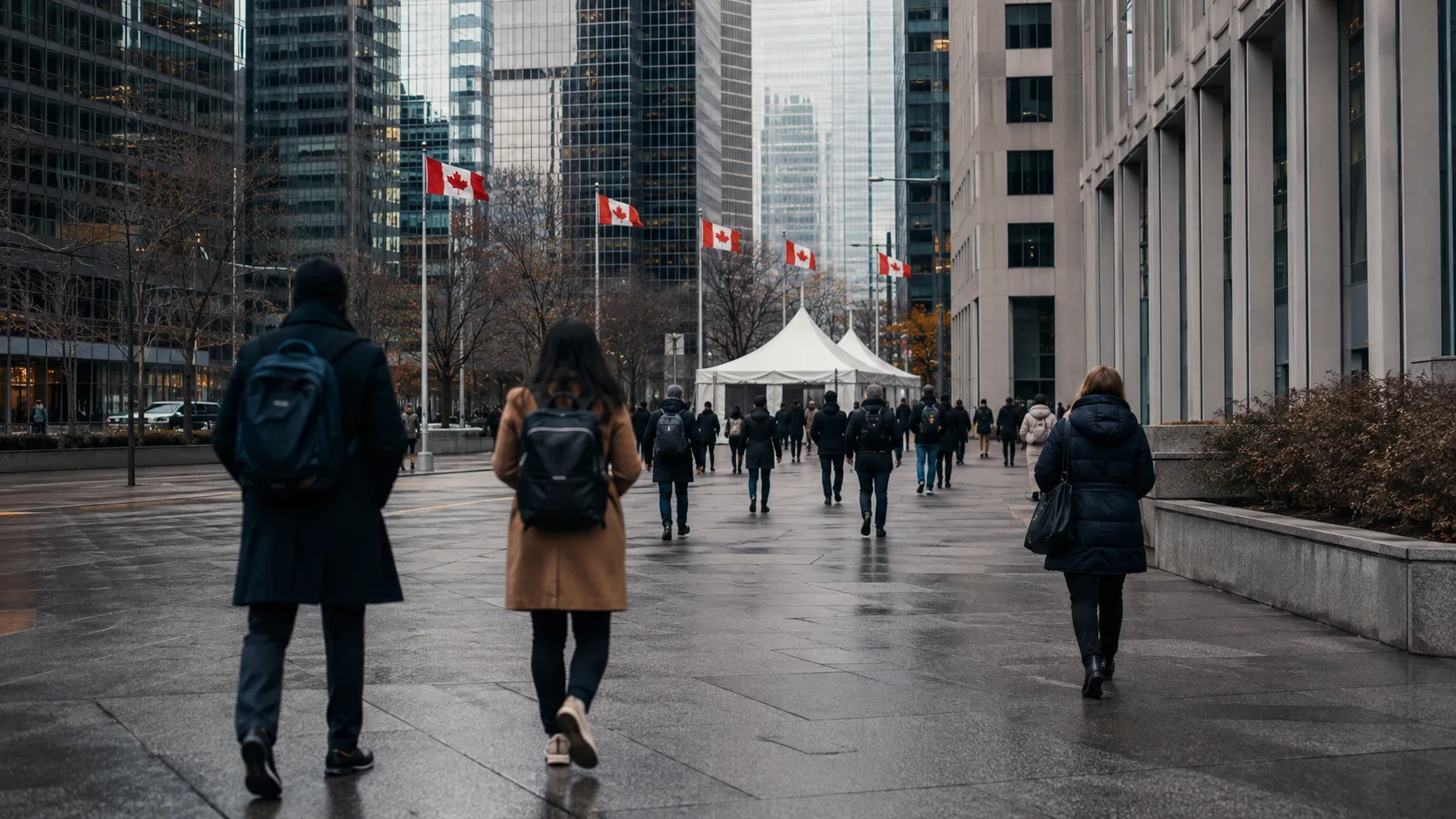 Toronto iş merkezinde işe giden çalışanlar ve Kanada bayrakları