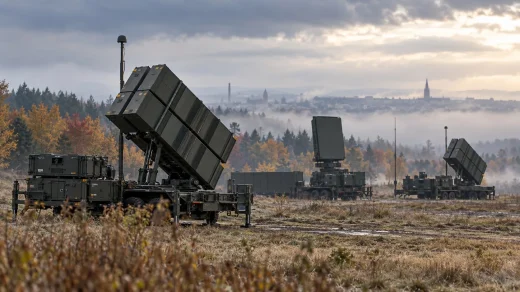 Sisli bir Avrupa arazisinde konuşlandırılmış hava savunma lançerleri ve radar aracı görülüyor.