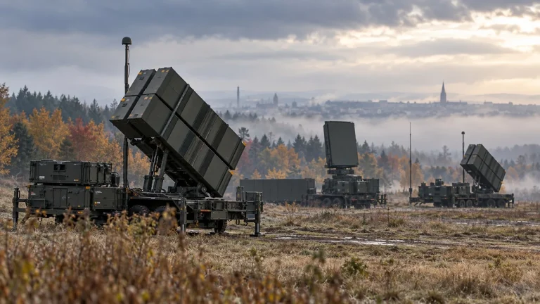 Sisli bir Avrupa arazisinde konuşlandırılmış hava savunma lançerleri ve radar aracı görülüyor.