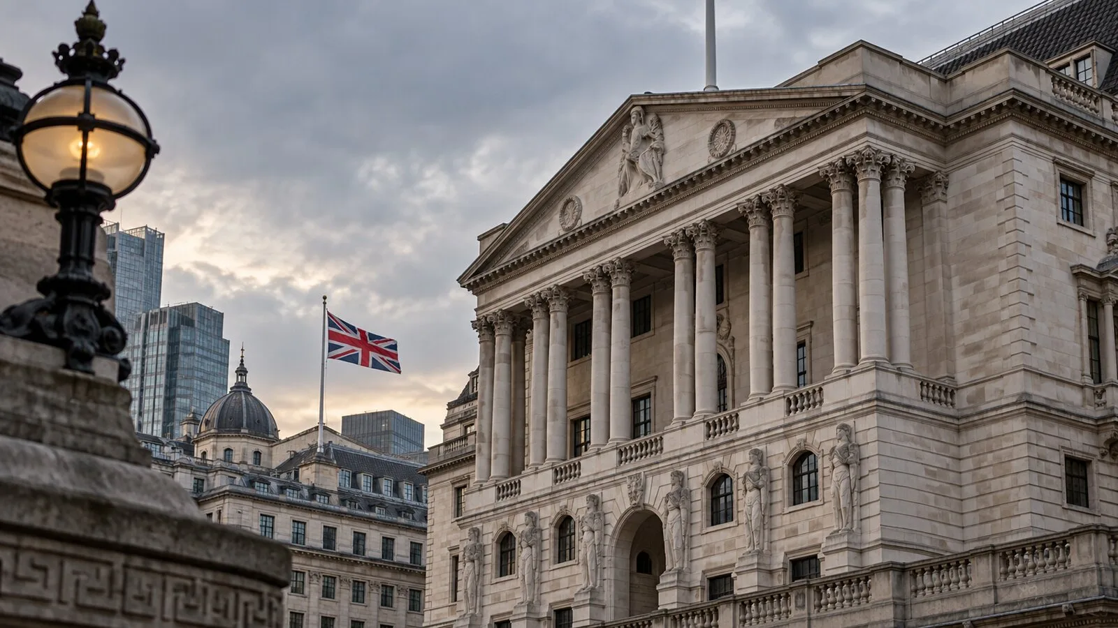 Londra’da İngiltere Merkez Bankası’nın taş sütunlu binası önünde Union Jack bayrağı