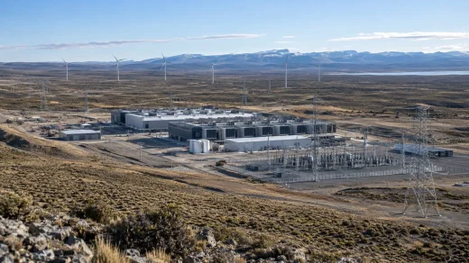Patagonya bozkırında rüzgâr türbinleri ve uzakta veri merkezi tesisini gösteren foto-gerçekçi görünüm