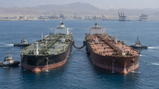 Sohar limanı açıklarında yan yana duran iki petrol tankeri