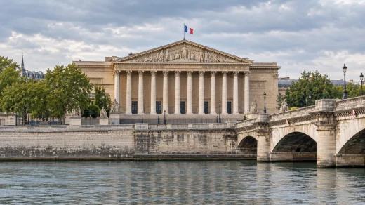 Seine Nehri kıyısındaki Fransız Ulusal Meclisi