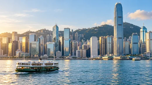 Hong Kong limanı önünde finans merkezi gökdelenleri