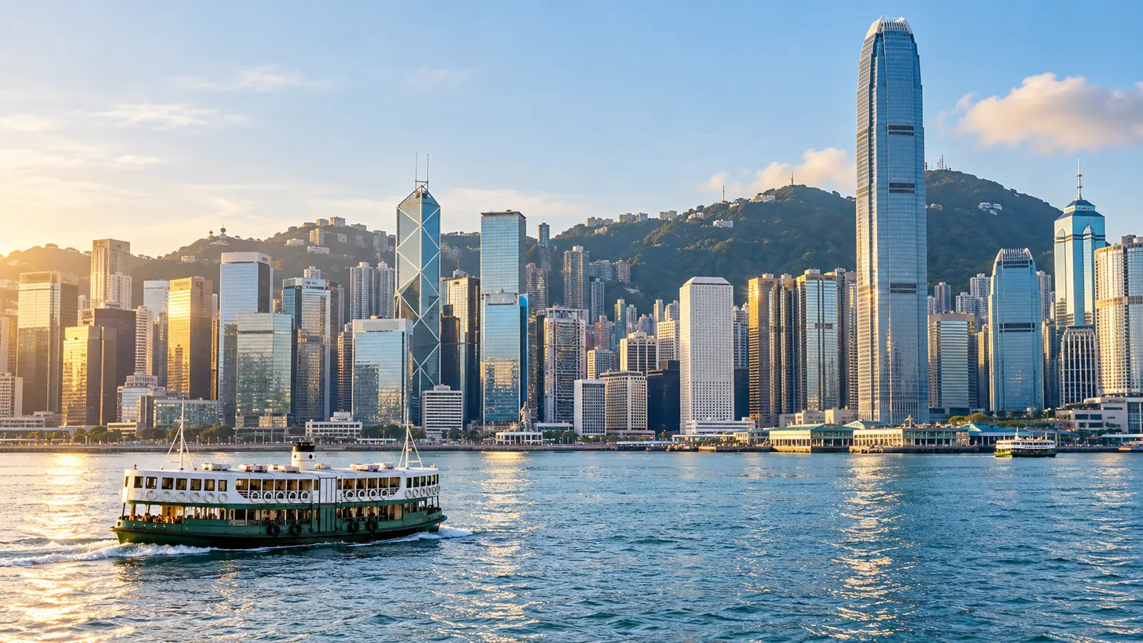 Hong Kong limanı önünde finans merkezi gökdelenleri