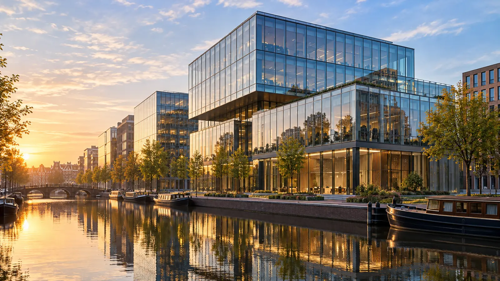 Amsterdam kanalında modern cam banka binası